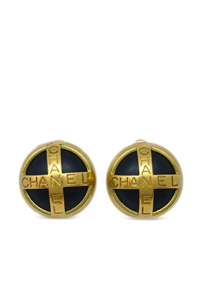 CHANEL Pre-Owned 1995 logo-engraved clip-on earrings - Gold