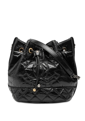 CHANEL Pre-Owned 2020 Shiny Aged Calfskin CC Chain Drawstring bucket bag - Black