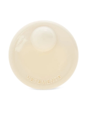VETEMENTS embossed-logo brooch - Neutrals
