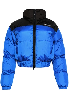 VETEMENTS logo-print puffer jacket - Blue