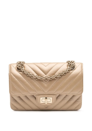 CHANEL Pre-Owned 2021-2025 Reissue 2.55 Chevron Quilted Metallic Calfskin Single Flap 224 crossbody bag - Gold