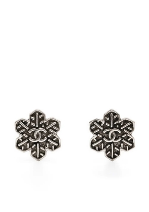 CHANEL Pre-Owned 2000s CC snowflake post-back earrings - Silver