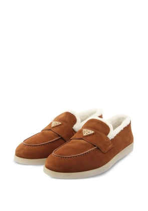 Prada Pre-Owned 2020s logo-plaque shearling loafers - Brown