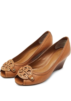 Tory Burch Amanda logo peep-toe pumps - Brown