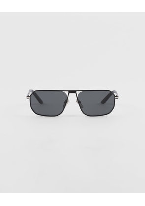 Sunglasses with iconic metal plaque