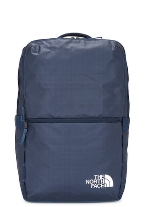 The North Face Base Camp Voyager Daypack in Shdy Blue & Summit Navy - Navy. Size all.