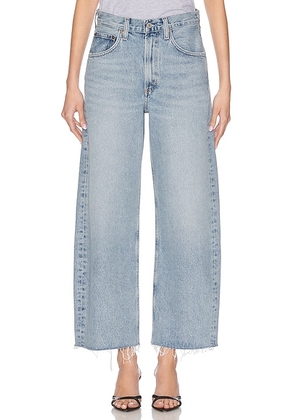 AGOLDE Low Curve Fray Jeans in Force - Blue. Size 28 (also in 30, 32).