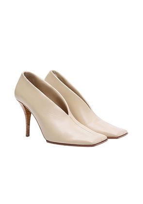 ALAÏA ALAΪA Square Toe Pump in Argile - White. Size 35 (also in 37, 38).