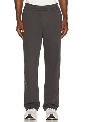 Beyond Yoga Luxefleece Men's Straight Leg Pant in Black Ash - Black. Size M (also in S, XL/1X, XXL/2X).