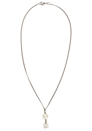 chanel Chanel Rhinestone Pearl Necklace in Silver - Metallic Silver. Size all.