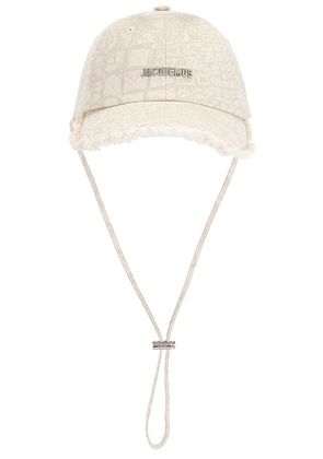 JACQUEMUS La Casquette Artichaut Cap in Croco Beige - Beige. Size 58 (also in 56, 60).