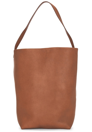 the row The Row Large North South Park Tote Bag in Dark Cuir PLD - Brown. Size all.