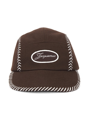 JACQUEMUS La Casquette Casco in Dark Brown - Brown. Size 60 (also in 58, 62).
