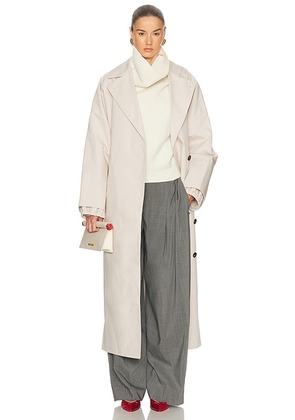 JACQUEMUS Le Trench Trapezi in Off White - White. Size 36 (also in 38, 40, 42).