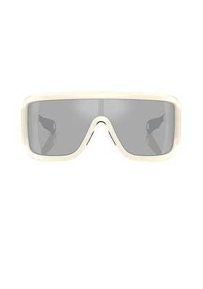 Moncler Snowseeker Sunglasses in White - White. Size all.