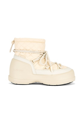 MOON BOOT Mezzaluna Quilted Boot in Cream - Cream. Size 36 (also in 37).