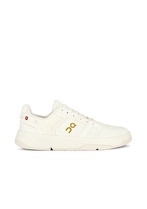 On The Roger Clubhouse Ace Sneaker in Ivory & Dew - White. Size 10 (also in 5.5, 6, 6.5, 7, 7.5, 8, 8.5, 9, 9.5).