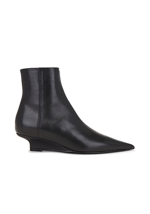 Toteme Sharp Leather Ankle Boot in Black - Black. Size 37 (also in ).