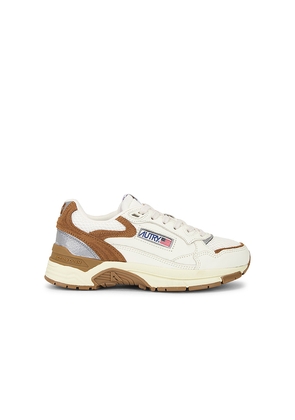 Autry Hyperway Low Sneaker in Beige. Size 36. Also in 41.