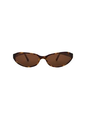 Lu Goldie Alexe Sunglasses in Brown.