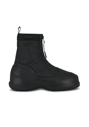 MOON BOOT Luna Zip Boot in Black - Black. Size 41 (also in 44).
