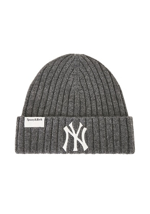 Sporty & Rich Heritage Yankees Serif Cashmere Beanie in Dark Grey - Grey. Size all.