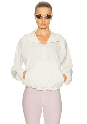 Beyond Yoga Cross Country Packable Jacket in Dove - White. Size L (also in S).