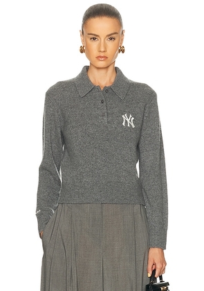 Sporty & Rich Heritage Yankees Serif Cashmere Polo Sweater in Dark Grey - Grey. Size M (also in S, XS).