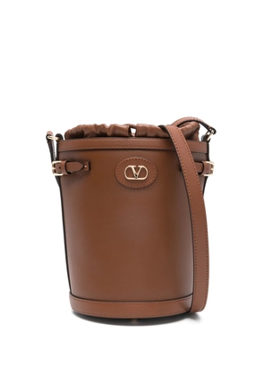 Valentino Garavani Antibes logo-plaque bucket bag - Brown