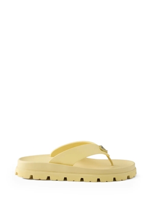 Prada enameled-triangle sandals - Yellow