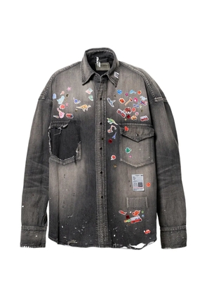 Maison MIHARA YASUHIRO sticker-print denim shirt - Black