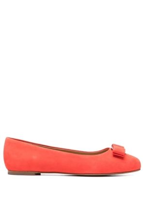 Ferragamo logo-plaque ballerina shoes - Red