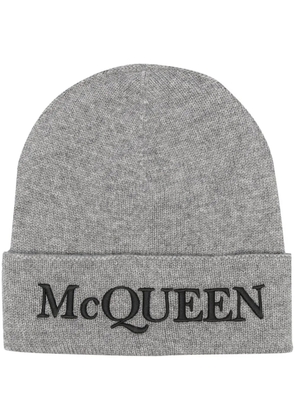Alexander McQueen embroidered-logo ribbed beanie - Grey