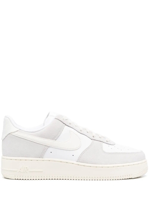 Nike Air Force 1 Swoosh-logo sneakers - White