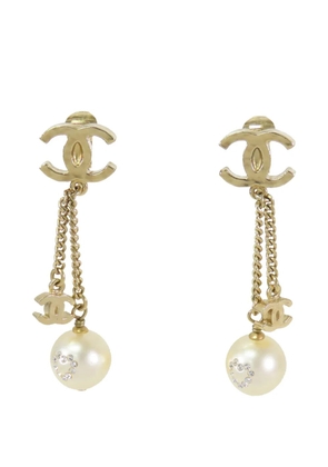 CHANEL Pre-Owned 2008 CC Gold Plated Faux Pearl Swing Clip On Earrings costume earrings - White