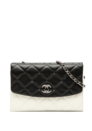 CHANEL Pre-Owned 2011 CC Bicolor Quilted Lambskin Double Sided Wallet on Chain crossbody bag - Black
