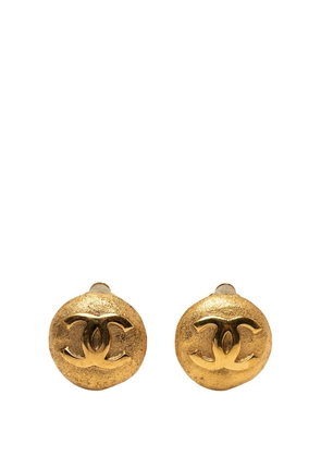 CHANEL Pre-Owned 1980-1990 CC Gold Plated Round Clip On Earrings costume earrings