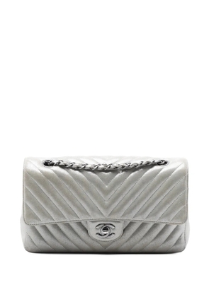 CHANEL Pre-Owned 2016-2017 Medium Classic Chevron Iridescent Lambskin Double Flap shoulder bag - Silver