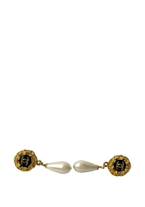 CHANEL Pre-Owned 1993 CC Gold Plated Lacquered Faux Pearl Drop Clip On Earrings costume earrings - White