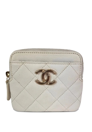 CHANEL Pre-Owned quilted zip wallet - White