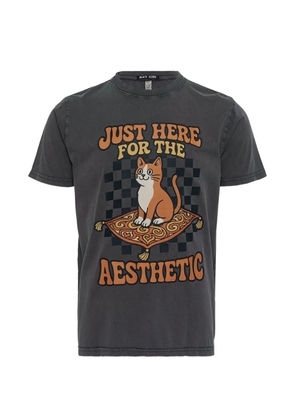 Black Score Just Here For The Aesthetic graphic-print T-shirt - Grey