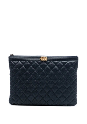 CHANEL Pre-Owned 2019 Medium Quilted Caviar Boy O Case clutch bag - Blue
