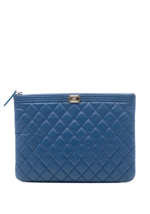 CHANEL Pre-Owned 2016-2017 Medium Quilted Caviar Boy O Case clutch bag - Blue