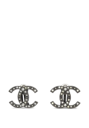 CHANEL Pre-Owned 2013 CC-detail rhinestone earrings - Grey