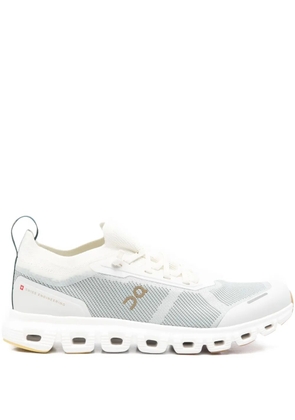 On laced sneakers - White