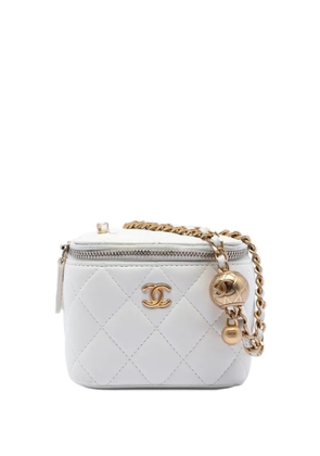 CHANEL Pre-Owned 2021 Mini Quilted Lambskin Pearl Crush Vanity Case With Chain crossbody bag - White