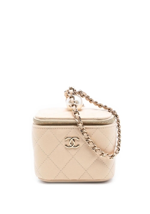 CHANEL Pre-Owned 2021 Mini Quilted Iridescent Caviar Pearl On Top Vanity Case With Chain clutch bag - Brown