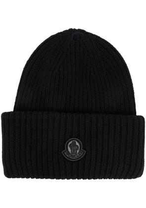 Moncler logo-patch knitted wool beanie - Black