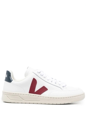 VEJA logo-patch lace-up sneakers - White