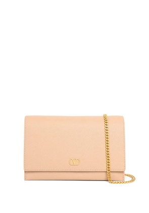 Valentino Garavani Vlogo signature grainy calfskin wallet with chain - Neutrals